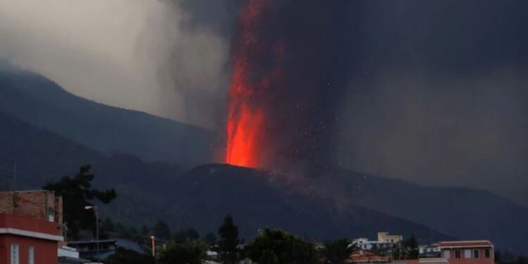 La lava del volcán de La Palma acelera su velocidad