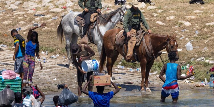 Biden tilda de «horrorosas» las imágenes de la Patrulla Fronteriza hostigando a migrantes haitianos en Texas