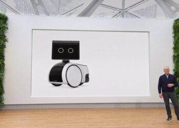 Amazon quiere llevar los robots a los hogares con el robot autónomo con cámara Astro