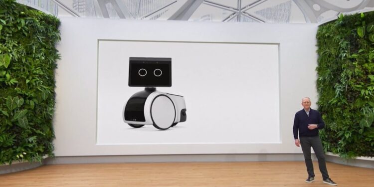 Amazon quiere llevar los robots a los hogares con el robot autónomo con cámara Astro