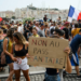 Francia cumple ocho semanas en protesta contra el pase sanitario