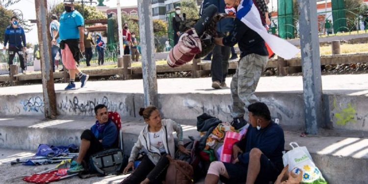 Venezolanos desalojados en Chile no tienen carpas ni camas y piden dinero para poder irse de Iquique