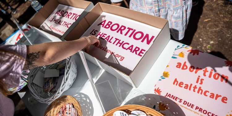 El Tribunal Supremo de EEUU mantiene vigente por ahora la restrictiva ley del aborto de Texas