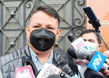 Justicia de Perú prohíbe la salida del país al embajador en Venezuela