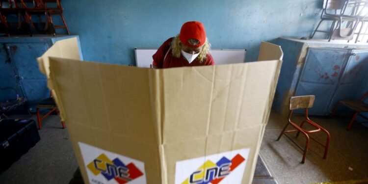 La UE insiste en que la observación electoral en Venezuela será imparcial tras las críticas de injerencia