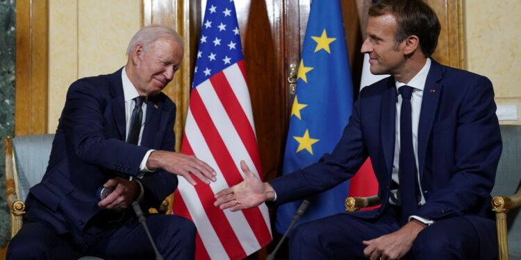 Biden se reúne con Macron de Francia y dice que Estados Unidos es ‘torpe’ en el acuerdo de submarinos