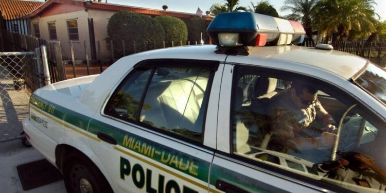 Dos oficiales heridos tras tiroteo cerca de la sede de la policía de Miami-Dade