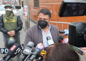 La Fiscalía de Perú pide la prohibición de salida del país para el embajador en Venezuela