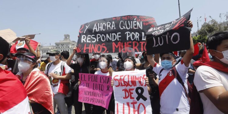 La Fiscalía peruana imputa por homicidio a once policías por la muerte de dos jóvenes en las protestas de 2020