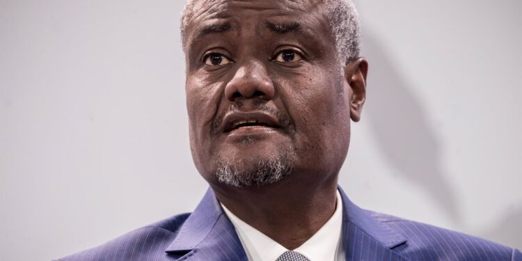 Unión Africana pide la liberación de Hamdok y restaurar la Documento Constitucional en Sudán