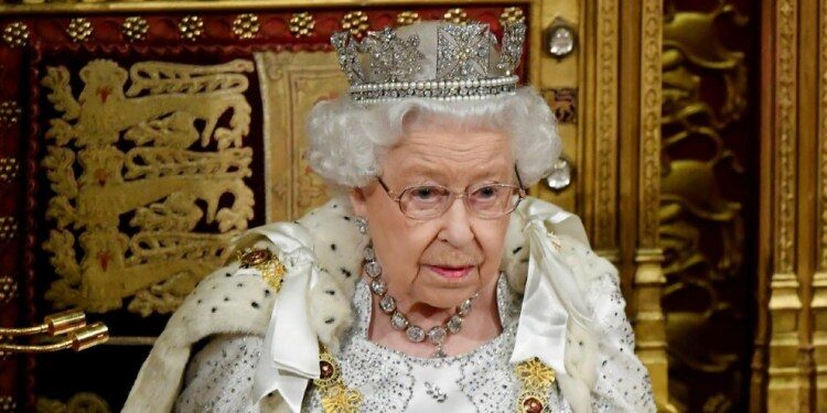 Reina Isabel II paga millones de su fortuna para defender al príncipe Andrés