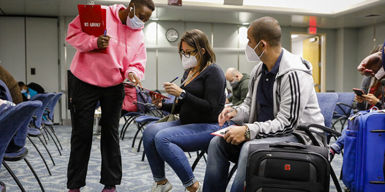 Estados Unidos permitirá el ingreso de las personas vacunadas con alguna de las 6 fórmulas aprobadas por la OMS