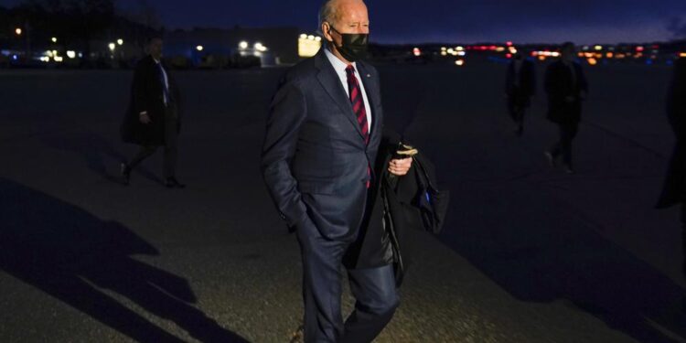 Joe Biden impulsa cargadores de vehículos eléctricos