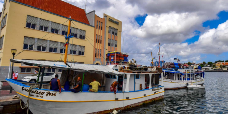 Encuentran a 33 venezolanos en embarcación marítima de Curazao