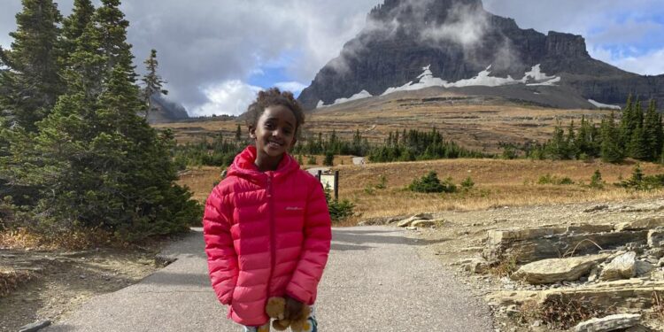 Niña recupera su oso de peluche perdido en un parque