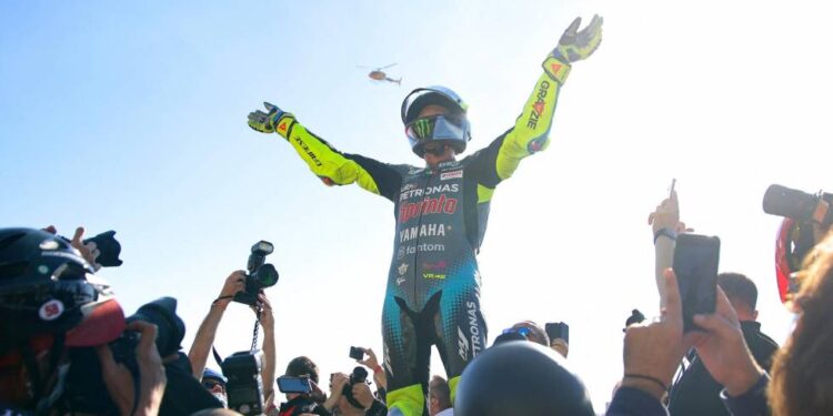 Valentino Rossi se despide del MotoGP a sus 42 años