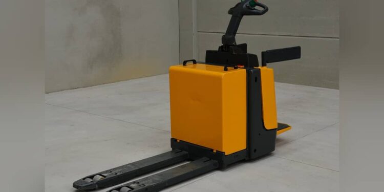 Transpaletas eléctricas: una solución económica para la logística de almacenes