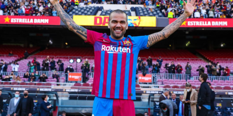 Dani Alves regresa al Barcelona: «El vestuario está mejor porque estoy yo»