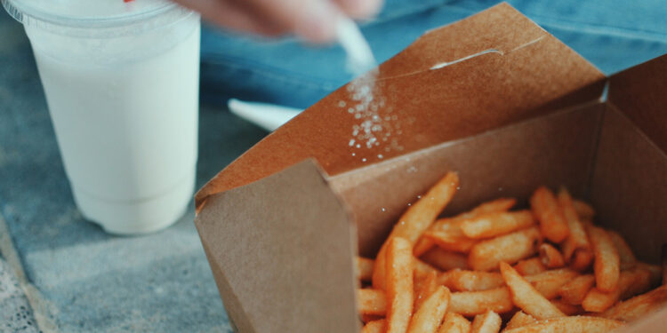 El consumo diario de sal en América supera hasta tres veces el recomendado para prevenir enfermedades