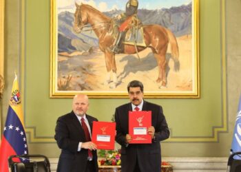 Maduro firma Memorándum de Entendimiento con Karim Khan