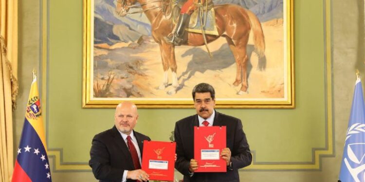 Maduro firma Memorándum de Entendimiento con Karim Khan