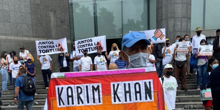 Protestaron para exigir a Karim Khan que se reúna con víctimas de violación de DD HH