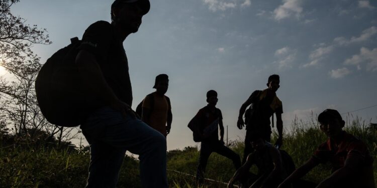 En el desierto de Arizona encuentran con vida a familia venezolana de inmigrantes