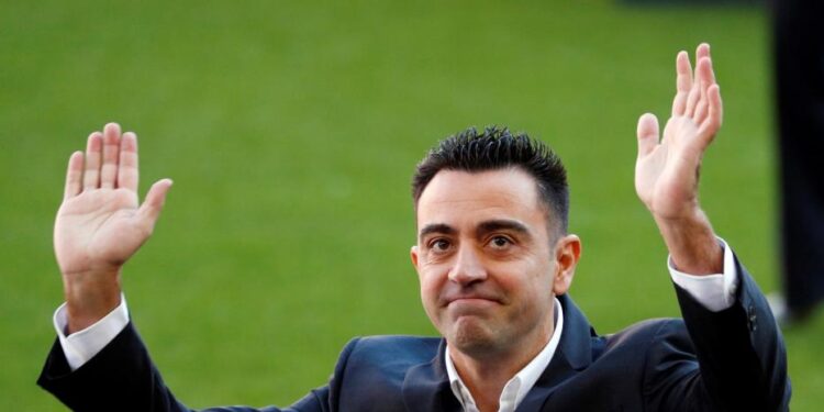 Xavi Hernández firmó contrato con el Barcelona hasta 2024