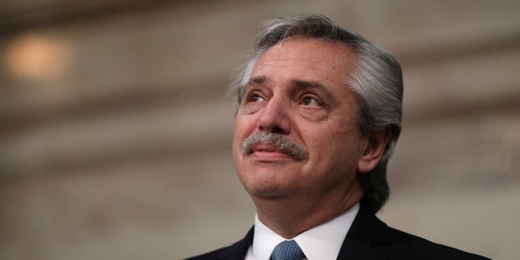 Alberto Fernández recibe dosis de refuerzo contra el COVID-19