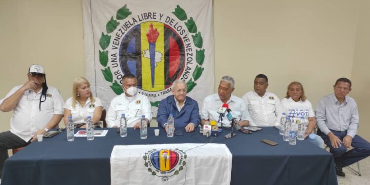 AD ratifica respaldo a la  candidatura de Claudio Fermín