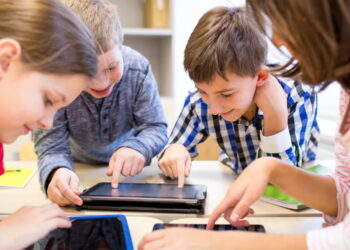 ¿A qué edad puede darle celular a un niño?