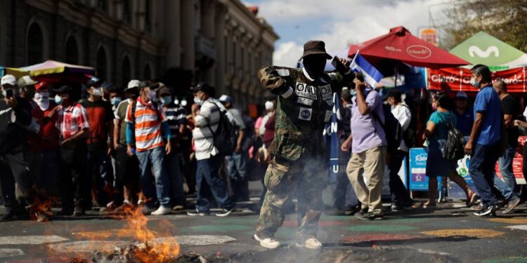 Vuelven a protestar en El Salvador por «acciones dictatoriales» de Bukele