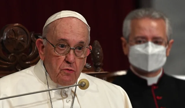 Papa Francisco deja “la puerta abierta” a su posible renuncia