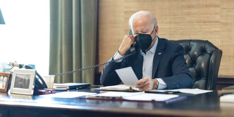 Con voz ronca, Presidente Biden afirma sentirse mejor de como se oye