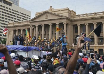 Manifestantes de Sri Lanka asaltan la residencia presidencial
