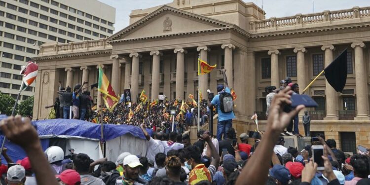 Manifestantes de Sri Lanka asaltan la residencia presidencial