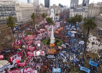 Miles de manifestantes salieron a las calles para protestar contra gobierno en Argentina