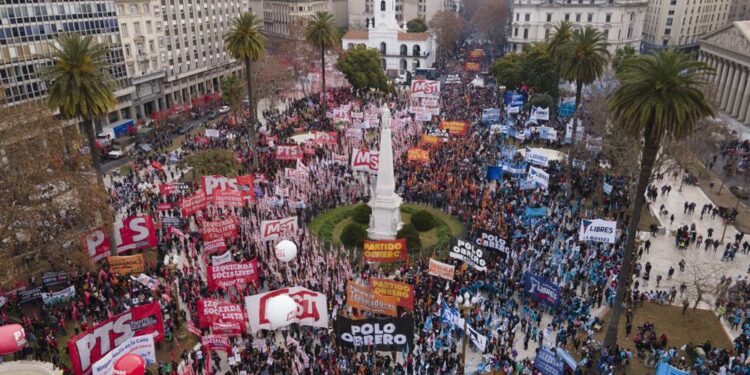 Miles de manifestantes salieron a las calles para protestar contra gobierno en Argentina