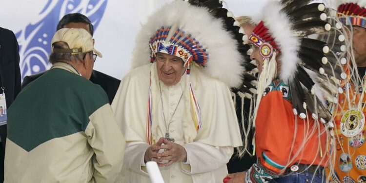 Papa Francisco pide perdón por papel de Iglesia en escuelas indígenas de Canadá