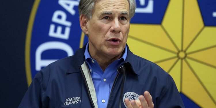 Gobernador de Texas fue a recaudación de fondos tras masacre en Uvalde
