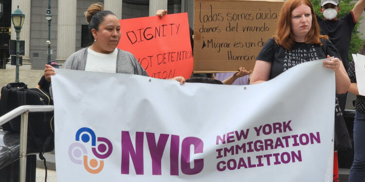 Gobernador de Texas fue a recaudación de fondos tras masacre en Uvalde