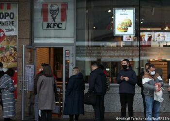 Compañía propietaria de KFC y Pizza Hut también abandona Rusia