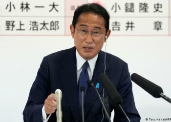 Kishida dice que continuará el legado de Abe y promete impulsar defensa