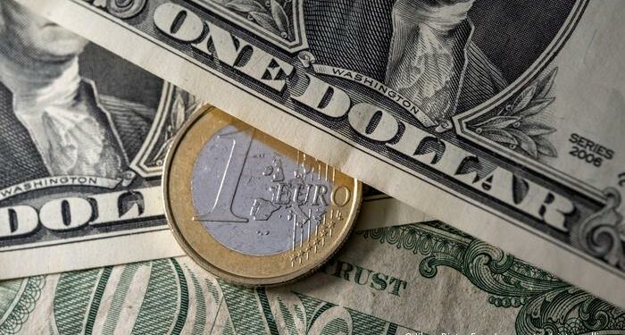 Euro y dólar alcanzan la paridad por primera vez en veinte años