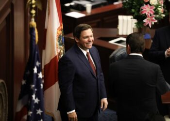 Gobernador de Florida toma medidas para reducir precio de medicamentos recetados