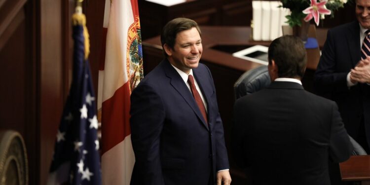 Gobernador de Florida toma medidas para reducir precio de medicamentos recetados