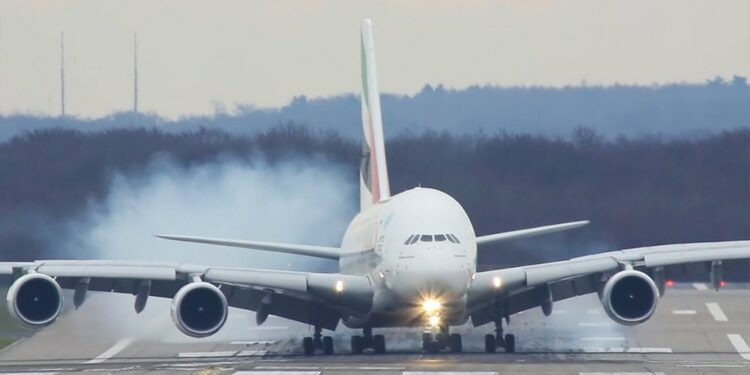 Avión comercial más grande del mundo reinició sus operaciones