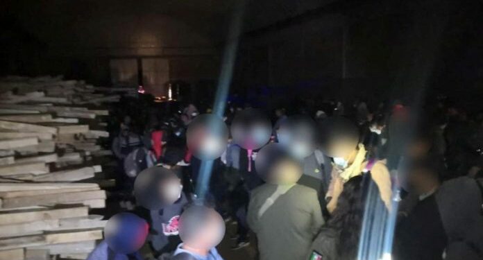 Autoridades hallaron más de 220 migrantes en una bodega en México