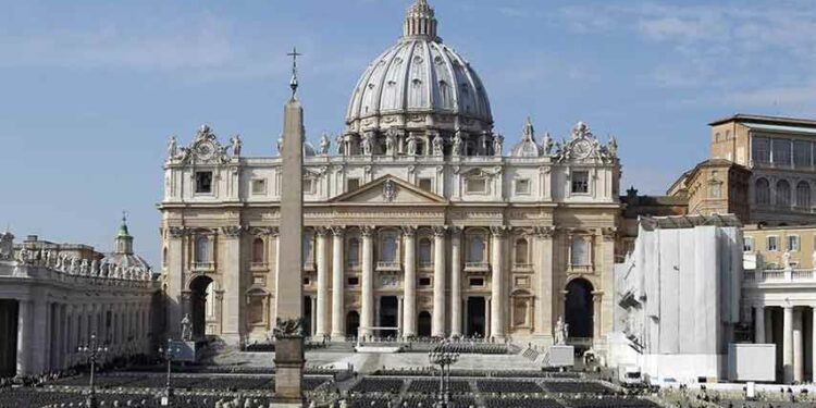 Vaticano no descarta viaje del papa Francisco a Kiev en agosto