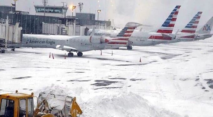 Aeropuertos de Texas colapsan por tormenta invernal